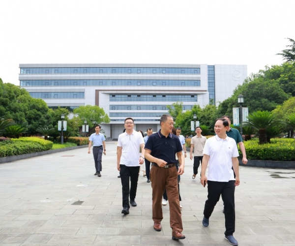 河池市领导赴嘉兴调研尊龙凯时丝绸 共商高端丝绸项目落地大计